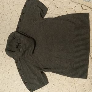 Short sleeve sweater, with cool shoulder button accents